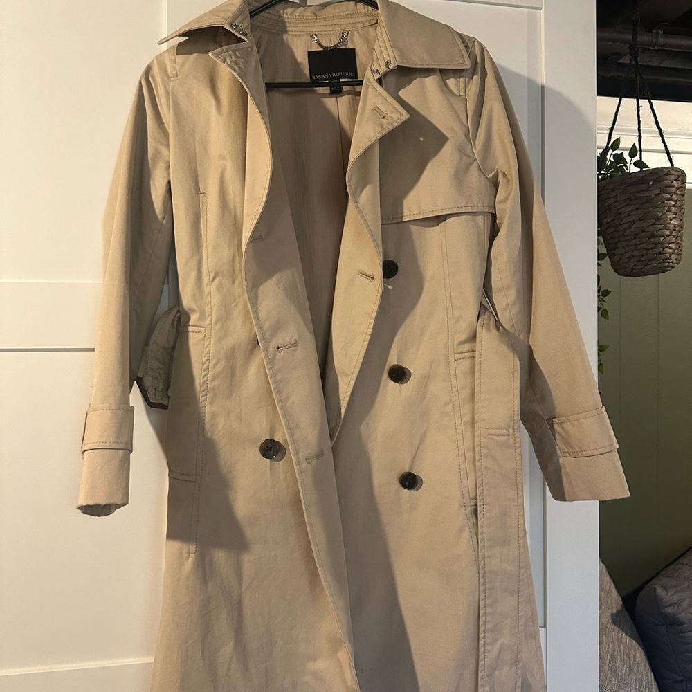 Banana Republic Tan Trench Coat with Double-Breasted Design